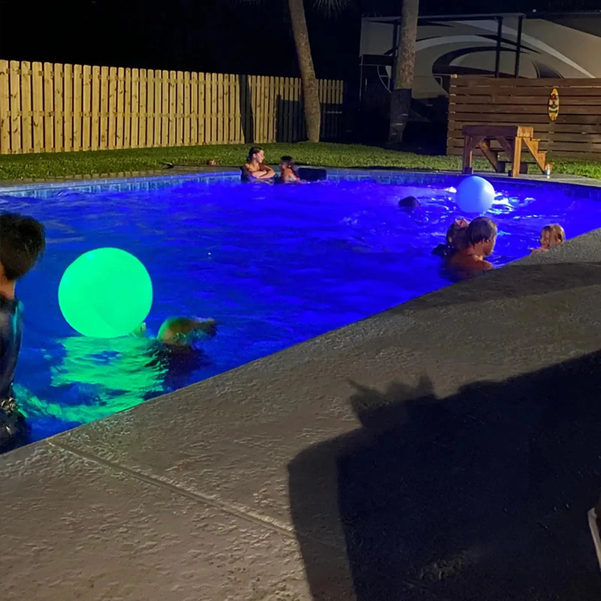 16 Color LED Beach Ball, 4 Adjustable Light Modes Inflatable Glow Ball, Flashing Swimming Pool Toy for Kids Adults Party Vue