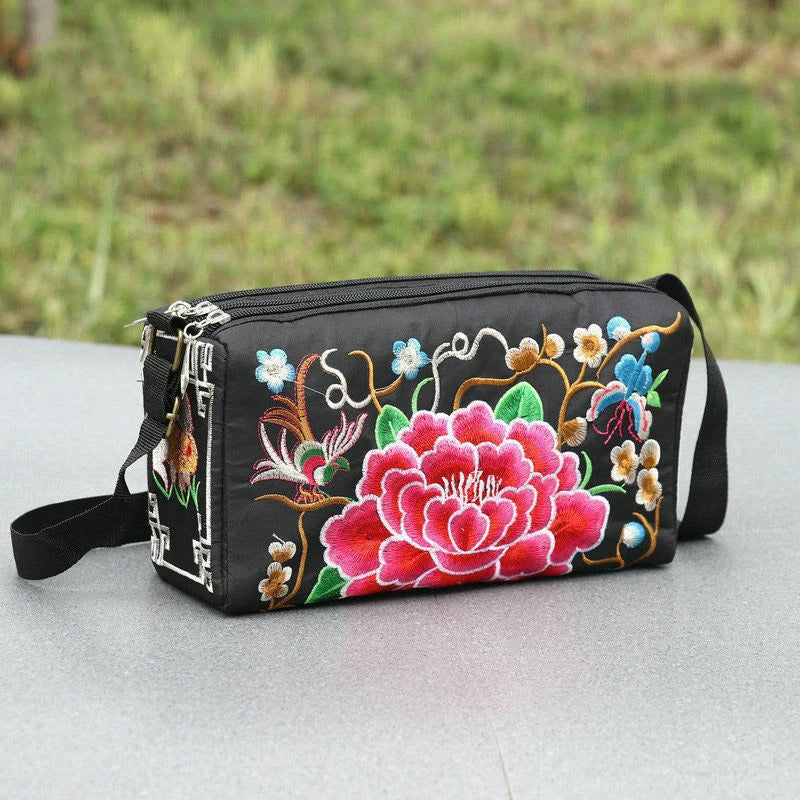 Women's Embroidered Flowers Canvas Shoulder Crossbody Bag Ladies Vue red 25x9x12cm