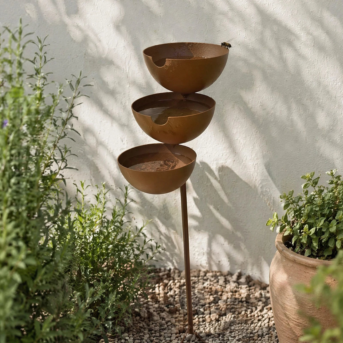 3-Layer Iron Water Bowls Garden Stake Weatherproof Vintage Birds Water Feeding Bowl for Outdoors Gardens Patio Yard Lawn Decor Vue