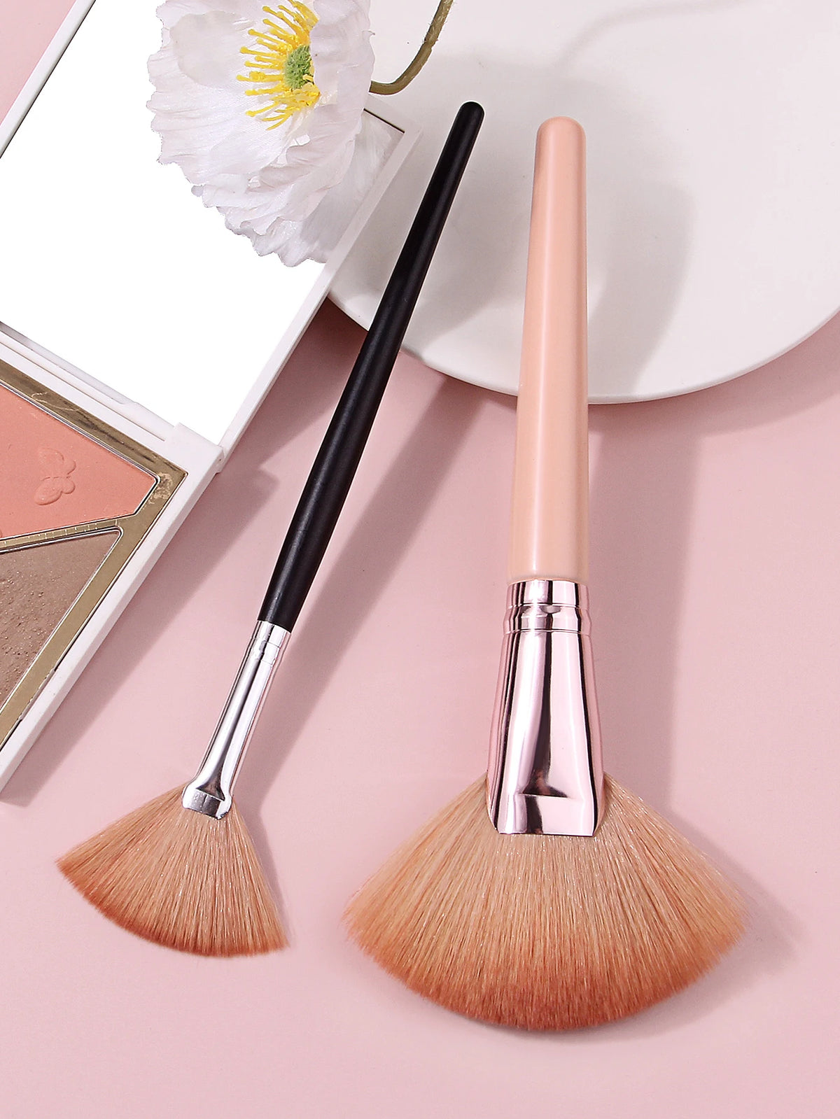 2Pcs Fan Shaped Highlighter Makeup Brushes Large & Small Size Soft Fiber Contour Blush Brush Multifunctional Face Cosmetic Beaut Vue