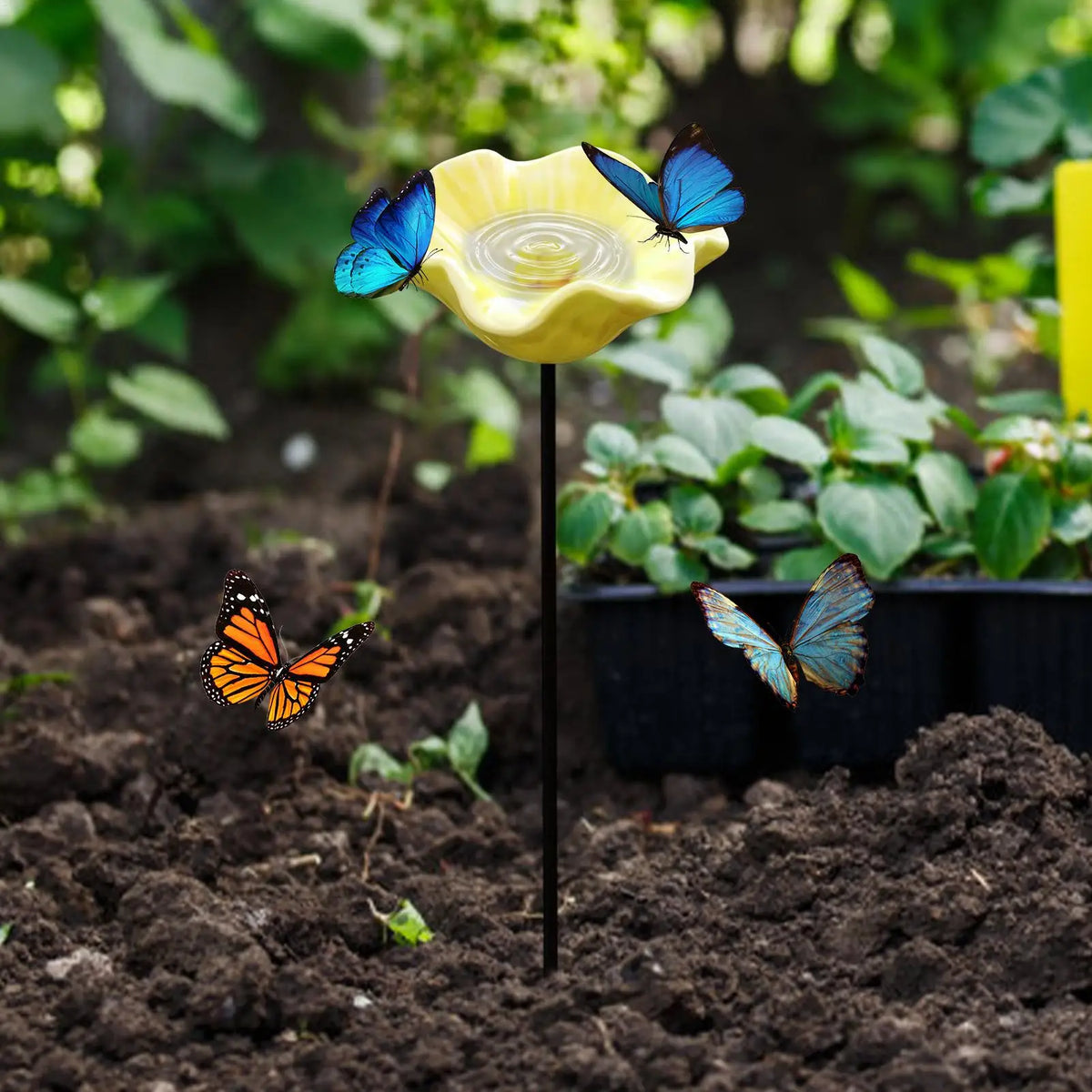 Resin Flower Shaped Bee Watering Station, Garden Butterfly Drinking Feeder with Ground Stake, Outdoor Yard Decorative Water Tray Vue