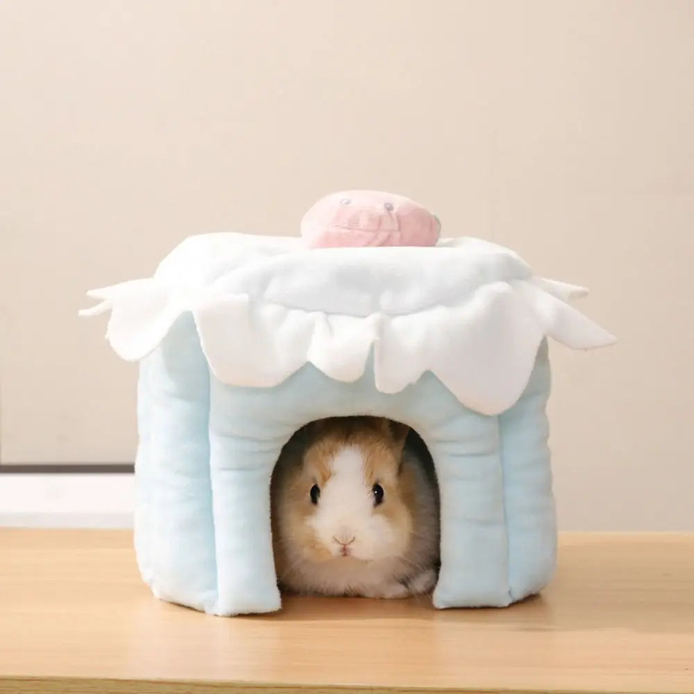 Cake Shape Pet Hideout House Strawberry Design Comfortable Hamster Warm Nest Soft Hamster Shelter House For Autumn Winter Vue