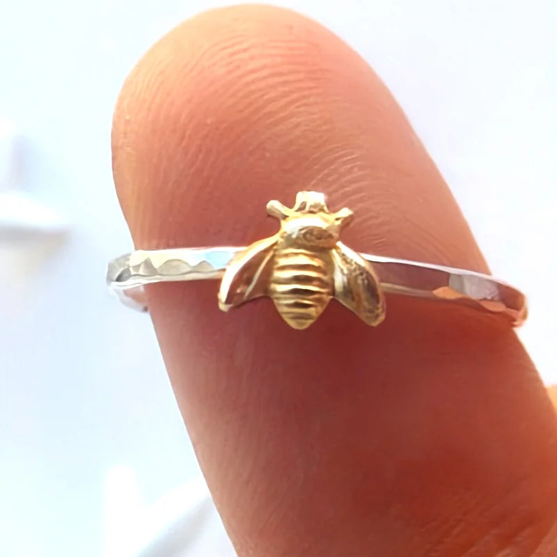 Huitan Dainty Bee Ring – Trendy Insect Fashion Ring for Women Fashion Ring Vue