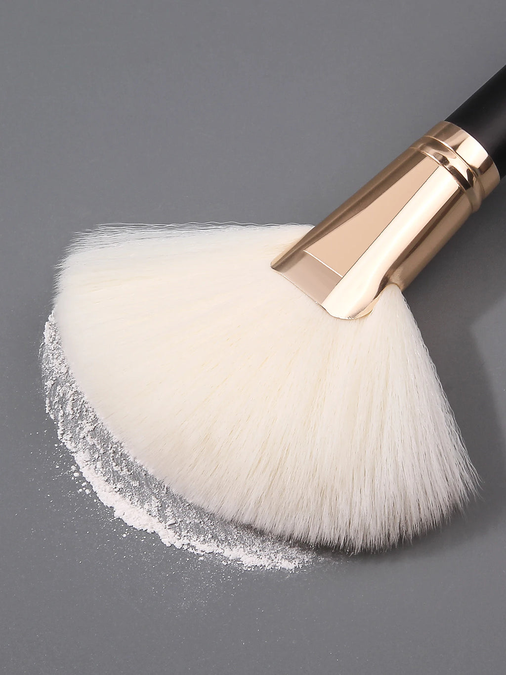 1pcs wet n wild Fan Brush, Synthetic Polymax Fibers for Versatile Blending, Ergonomic Handle for Comfortable Control Vue