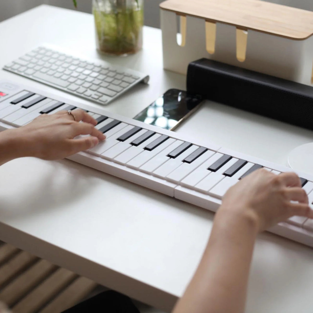 61-Key Foldable Electronic Piano Multifunctional Electronic Piano Keyboard with LED Display Built-in Rechargeable Battery Vue