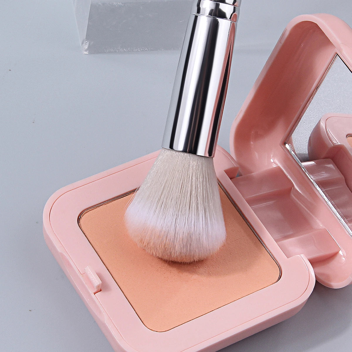 1PCS Fluffy Blush Makeup Brush, Black Long Handle Silver Ferrule Soft Synthetic hair Precise Cheek Blending Brush Free Shipping Vue