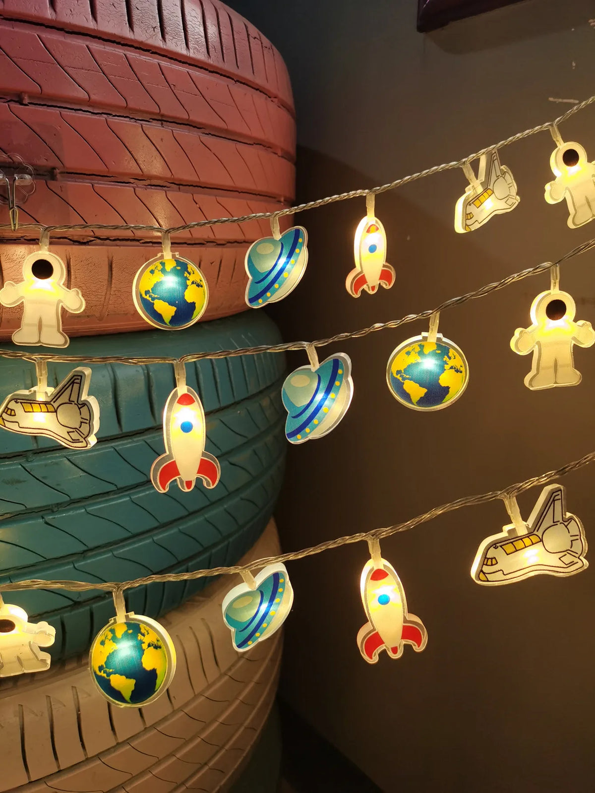 Cartoon Space Themed LED Decorative String Lights, Astronaut Rocket Shape Fairy Lights for Nursery Bedroom Birthday Party D Vue