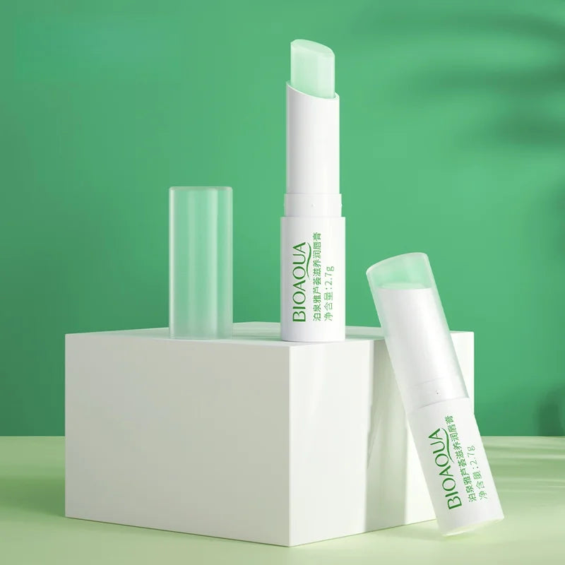 Aloe Vera Nourishing Lip Balm Contains Aloe Vera Skin-Friendly Ingredients, Which Hydrate, Lock in Moisture, and Nourish, Providing a Moisturizing Care for the Lips, Improving Dryness, and Leaving the Lips Feeling More Hydrat Vue