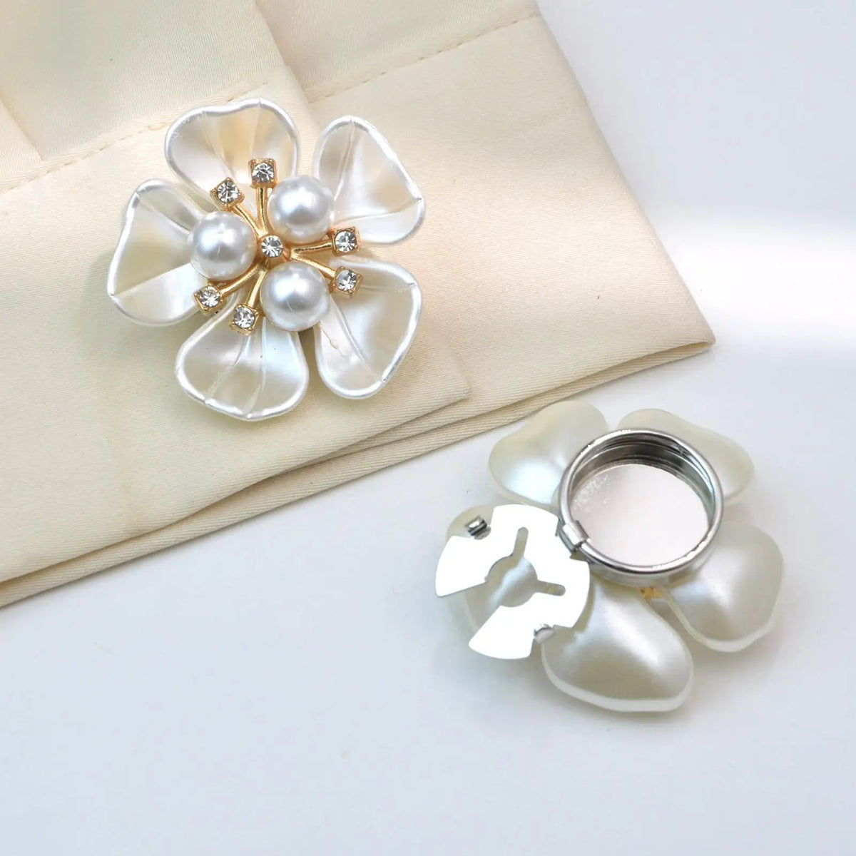 Flower Pearl Rhinestone Button Covers - DIY Sewing Craft Accessories for Dress, Tuxedo, Blouse Decoration Vue