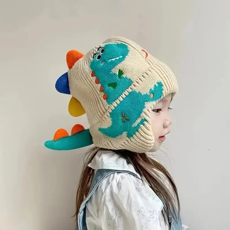 1-4PCS Cute Dinosaur Pattern Earflap Beanie for Boys Girls Knitted Fleece Lined Warm Winter Hat with Pom Pom for Snow Skiing Vue