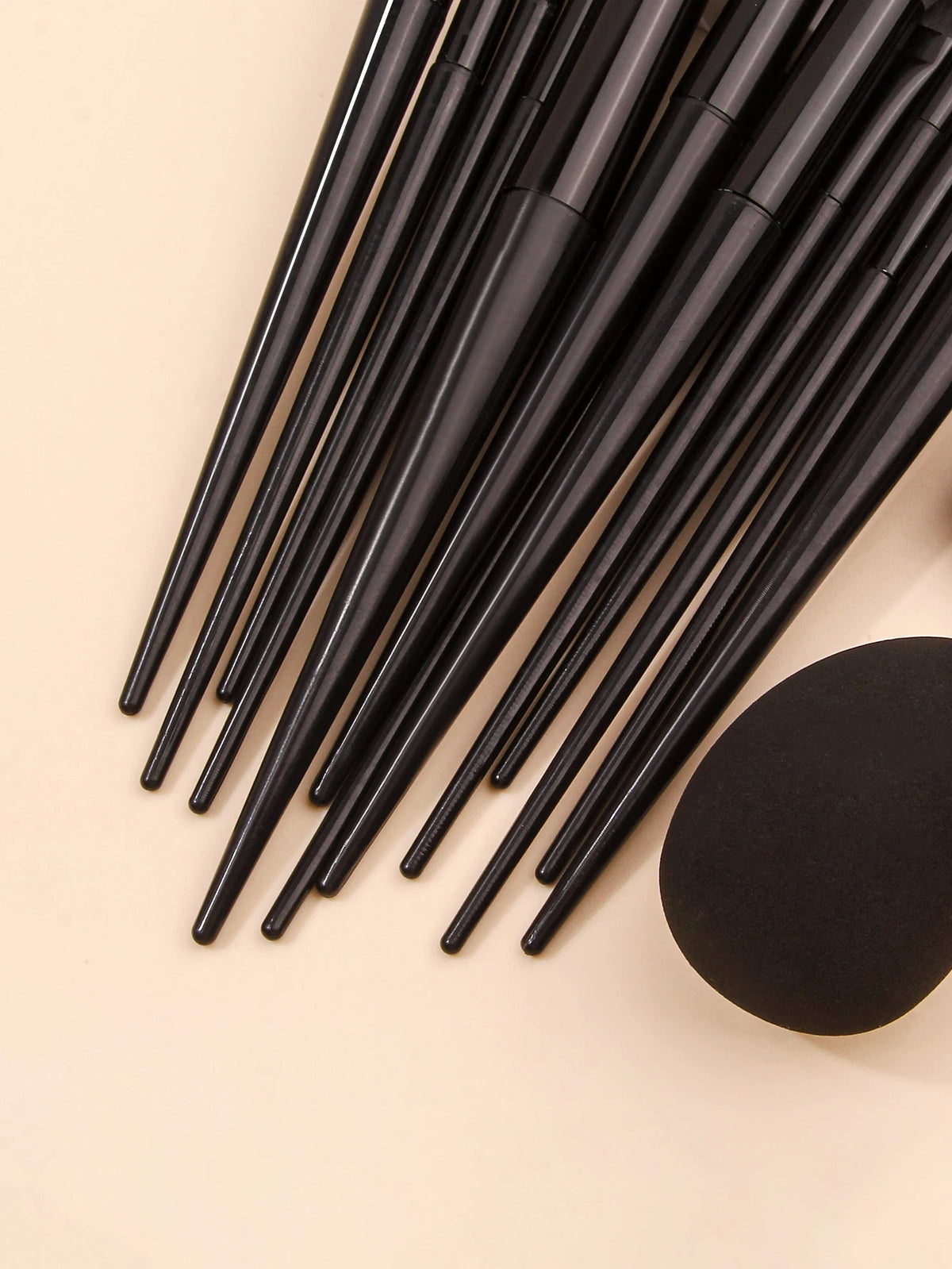 13pcs Black Makeup Brush Set Soft Powder Brush Portable+1pcs Triangular Sponge Puff+1pcs Foundation Make-up Sponge Beauty Egg Vue