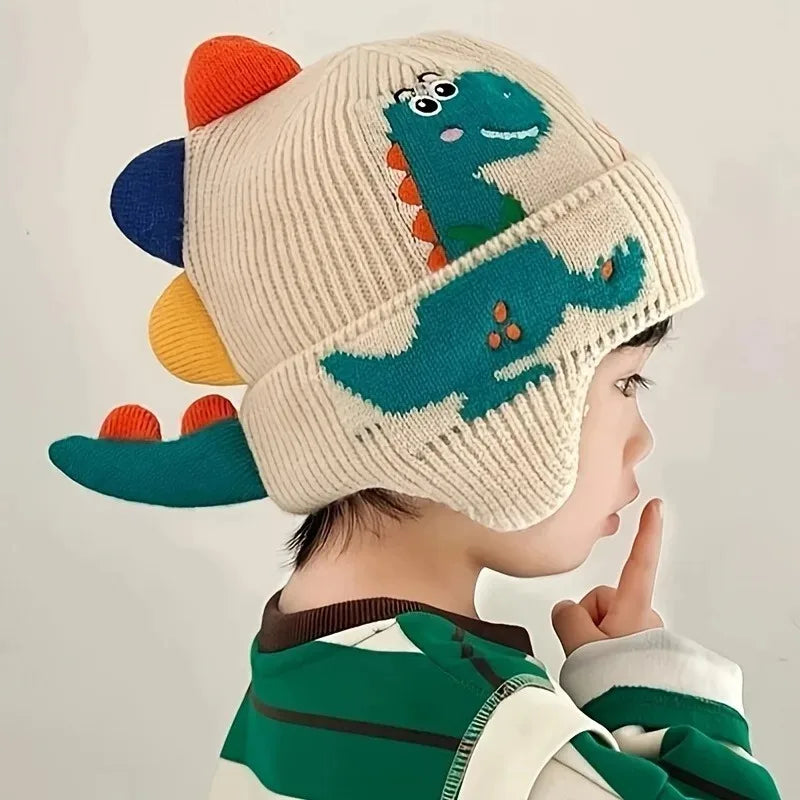 1-4PCS Cute Dinosaur Pattern Earflap Beanie for Boys Girls Knitted Fleece Lined Warm Winter Hat with Pom Pom for Snow Skiing Vue