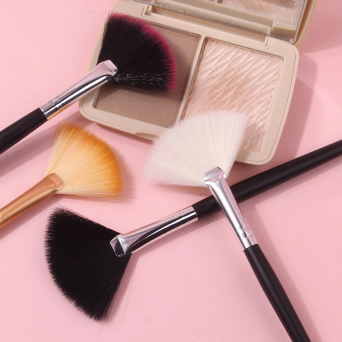 1/4Pcs Fan Brushes for Makeup Soft Synthetic Hair Highlighter Contour Brush Professional Cosmetic Tools for Airy Finish Daily Us Vue