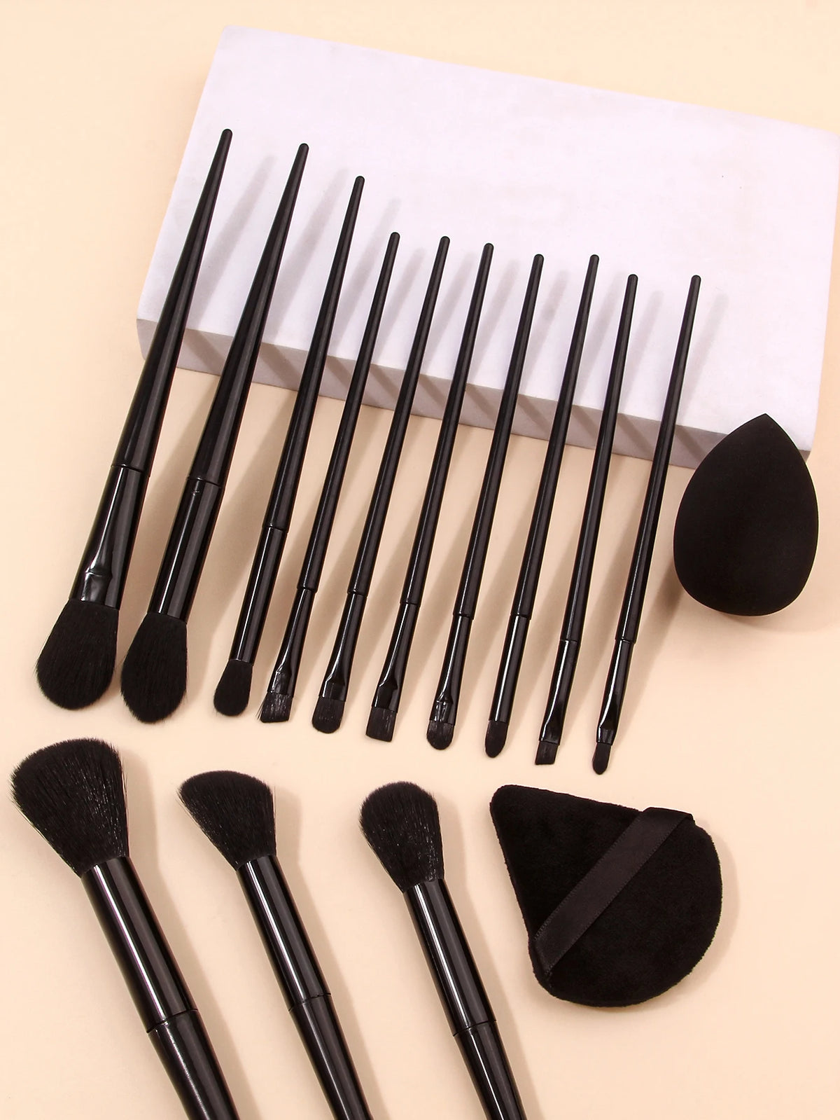 13pcs Black Makeup Brush Set Soft Powder Brush Portable+1pcs Triangular Sponge Puff+1pcs Foundation Make-up Sponge Beauty Egg Vue