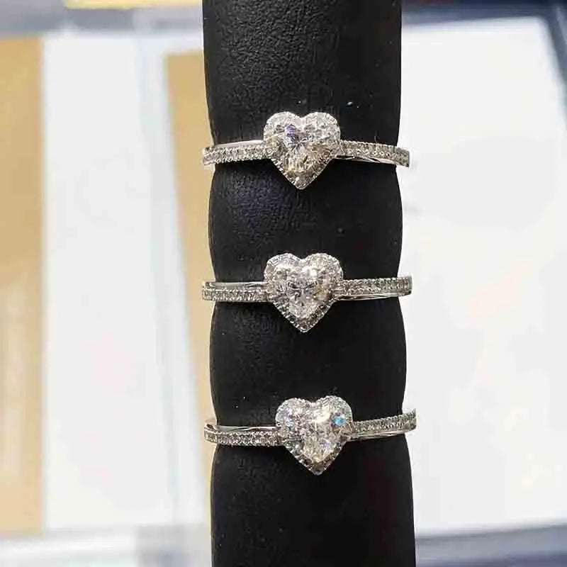 Huitan Heart CZ Ring – Silver Women's Wedding & Engagement Band Fashion Ring Vue