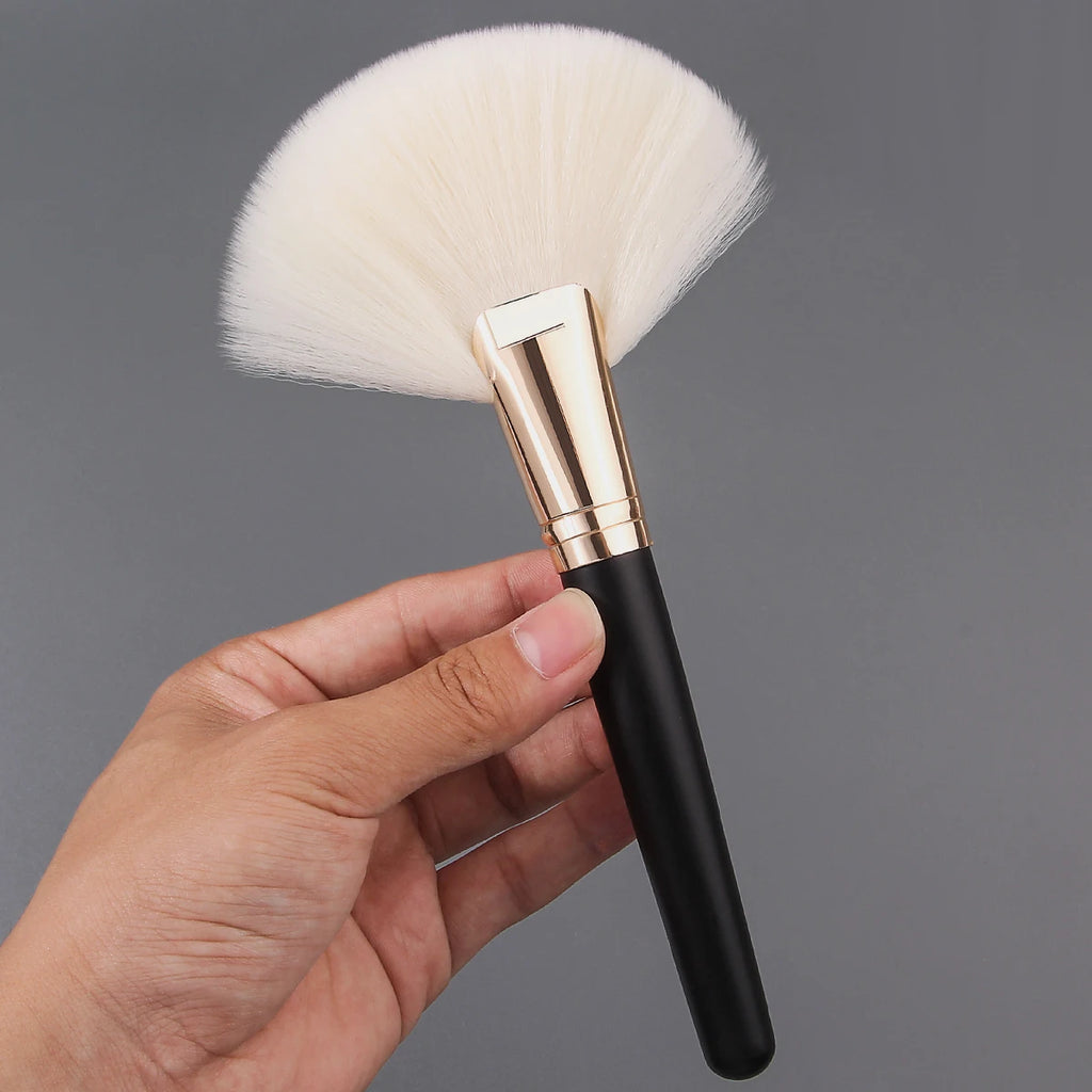 1pcs wet n wild Fan Brush, Synthetic Polymax Fibers for Versatile Blending, Ergonomic Handle for Comfortable Control Vue