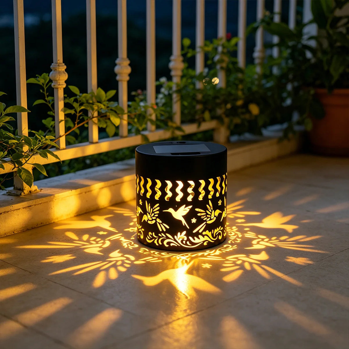 1-8PCS Solar Powered Outdoor Wall Sconce Hummingbird Butterfly Silhouette Projection Lamp for Garden Courtyard Fence Patio Decor Vue