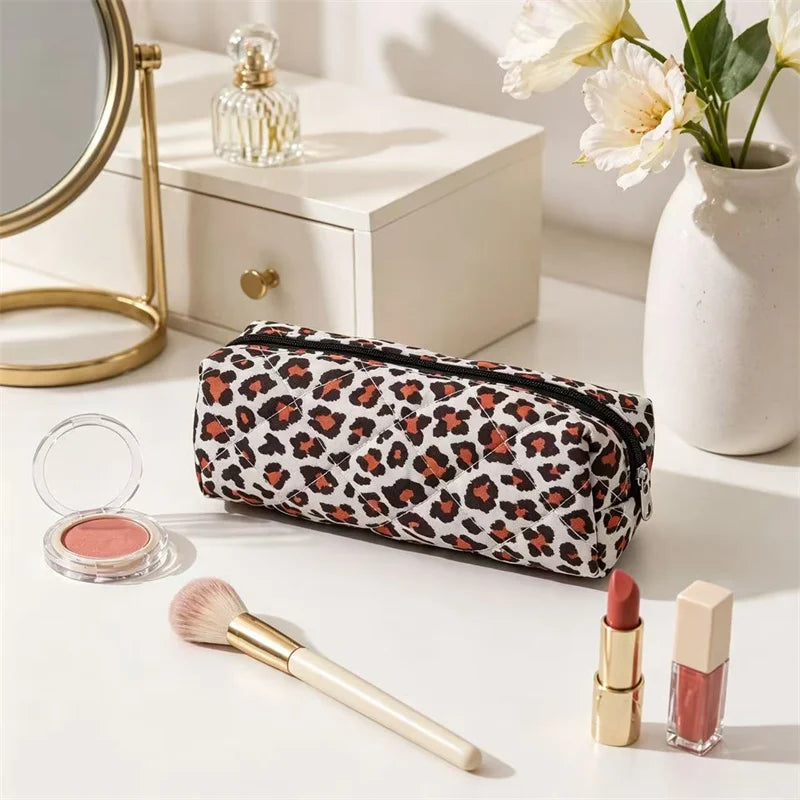 Large Capacity Leopard Print Makeup Bag Quilted Cotton Polyester Cosmetic Tools Pouch Portable Padded Cosmetic Pouch with Zipper Vue White Leopard