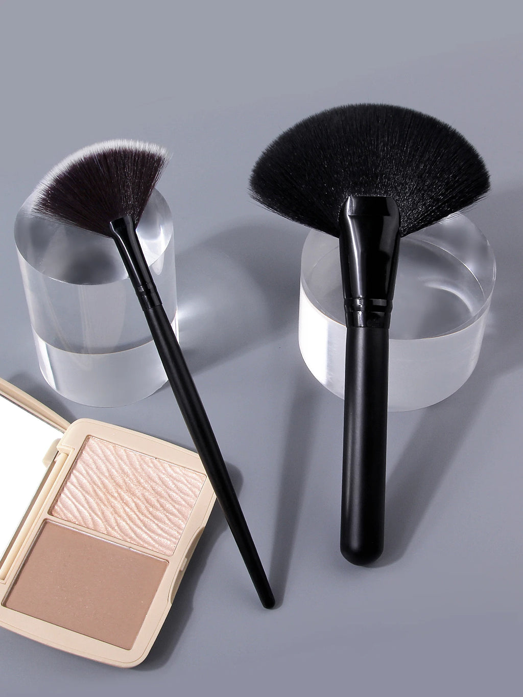 Fan Shape Highlighter Brush Premium Contour Blusher Brushes Flawless Cheek Dense Face Makeup Brush For Blending Vue