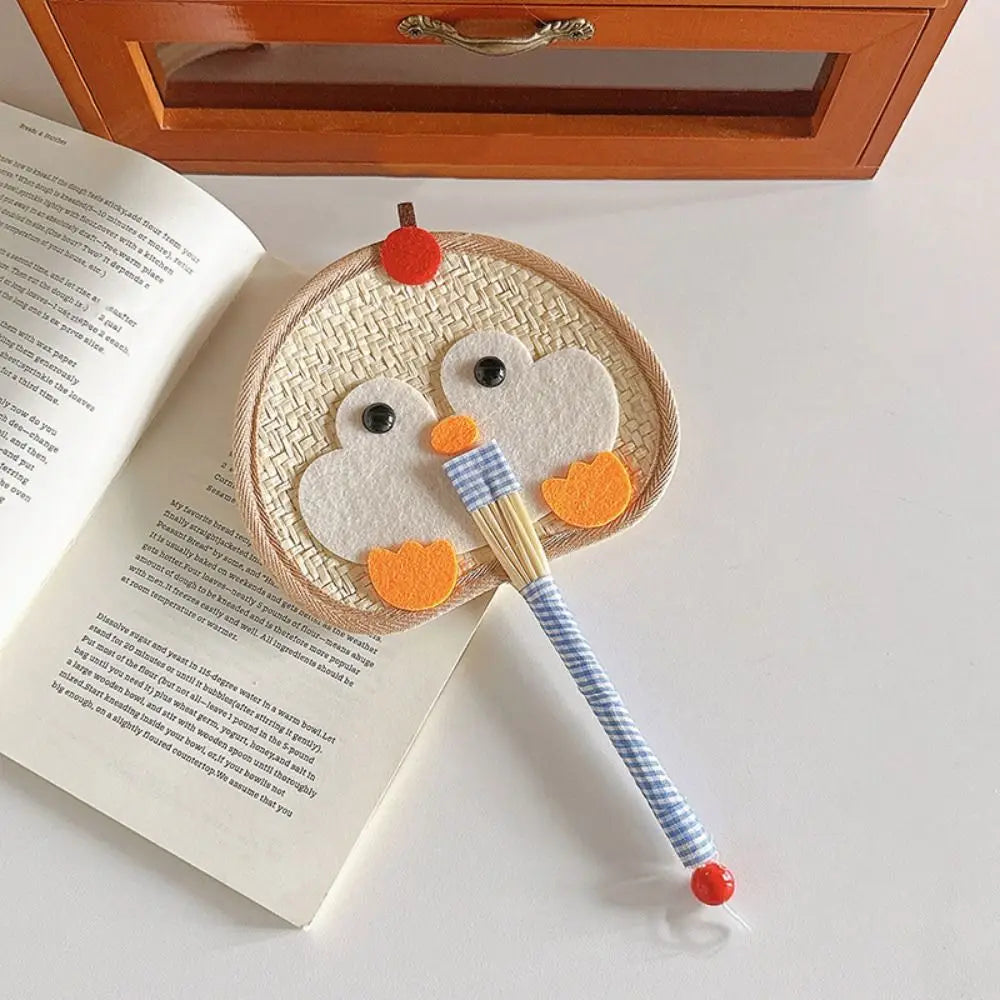 Compact Penguin Hand-Woven Fan Cartoon Cute Cattail Fan Lightweight Portable Hand Braided Fan School/Office Vue