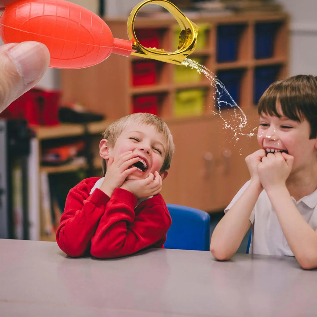 Mini Water Spray Squirt Ring Creative Tricky Prank Ring Toy Lightweight F un Water Shooting Game Toy Funny Interactive Trick Toy Vue