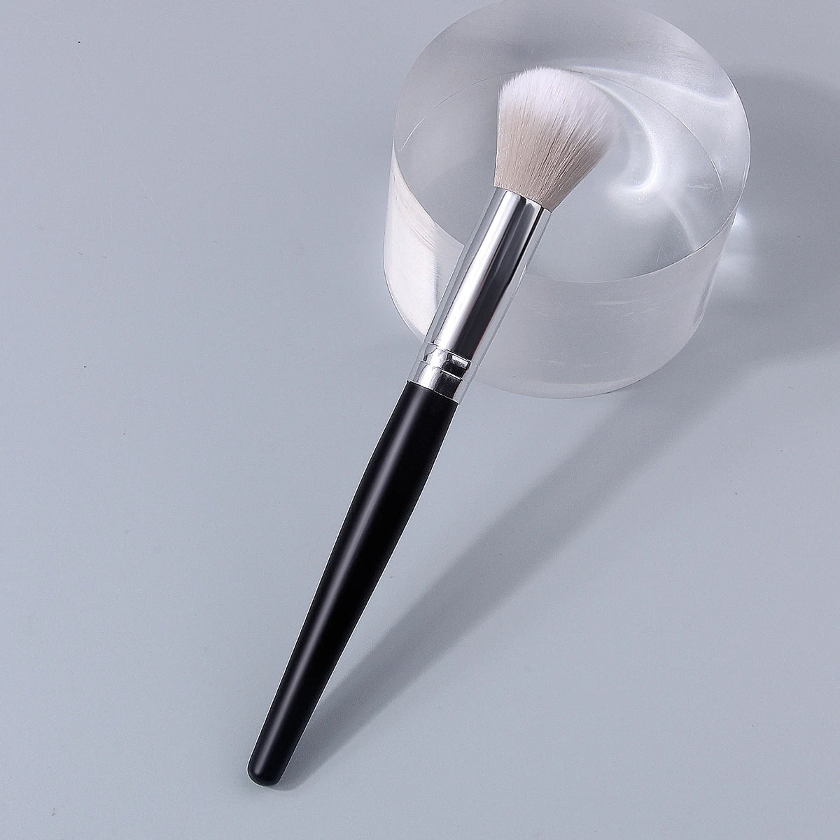 1PCS Fluffy Blush Makeup Brush, Black Long Handle Silver Ferrule Soft Synthetic hair Precise Cheek Blending Brush Free Shipping Vue