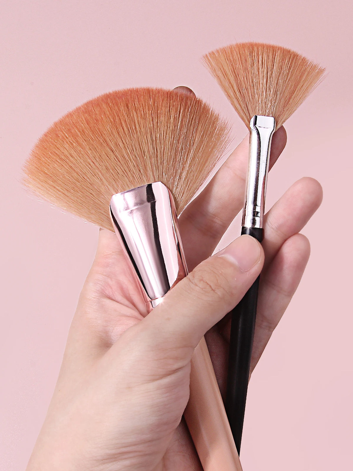 2Pcs Fan Shaped Highlighter Makeup Brushes Large & Small Size Soft Fiber Contour Blush Brush Multifunctional Face Cosmetic Beaut Vue