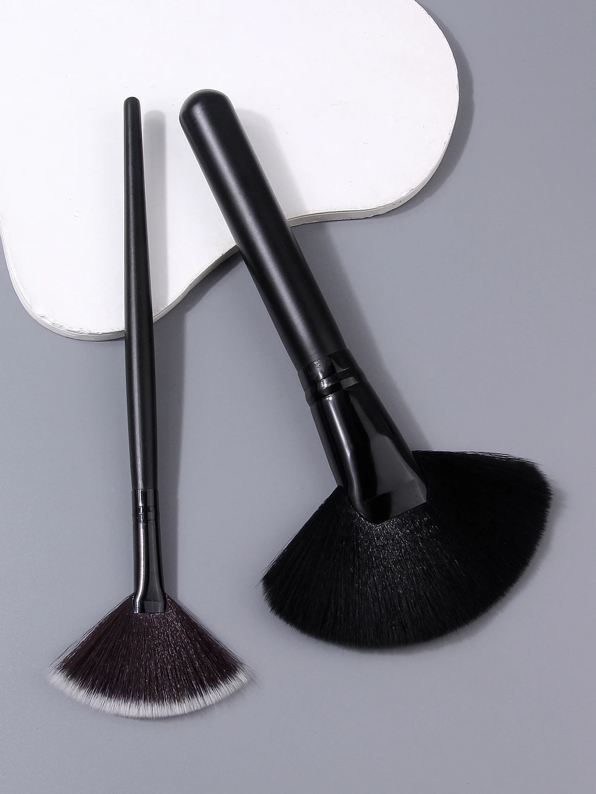 Fan Shape Highlighter Brush Premium Contour Blusher Brushes Flawless Cheek Dense Face Makeup Brush For Blending Vue