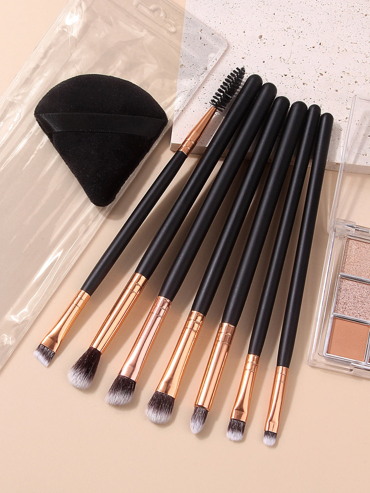 8Pcs Makeup Brushes with Triangle Powder Puff, Soft Fluffy Makeup Tools Cosmetic Eye Shadow Blending Beauty Make Up Brush Set Vue