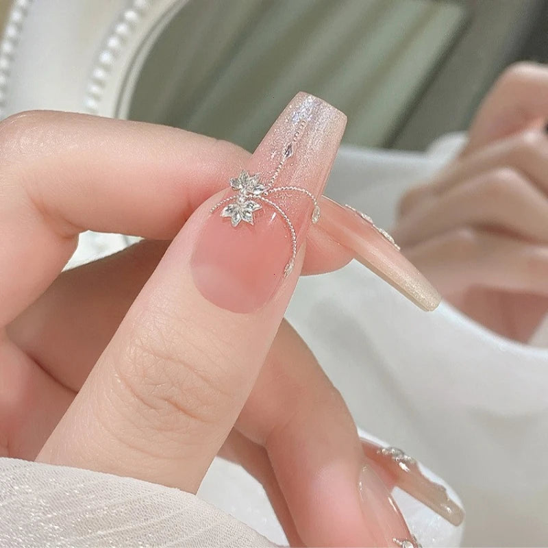 Snowflake Mini Diamond Nail Drill Flat Bottom Sparkling 1.5 * 3mm Premium Diamond Silver Christmas Nail Accessories Vue