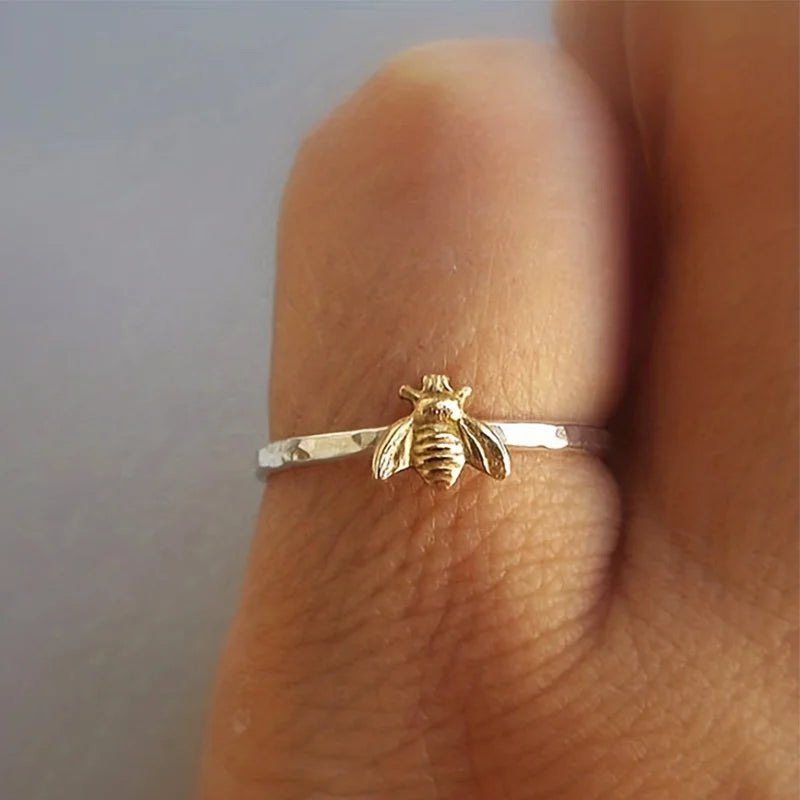 Huitan Dainty Bee Ring – Trendy Insect Fashion Ring for Women Fashion Ring Vue