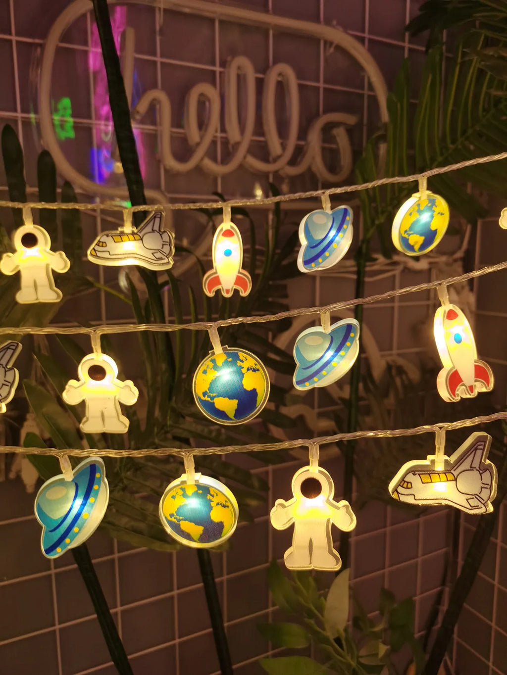 Cartoon Space Themed LED Decorative String Lights, Astronaut Rocket Shape Fairy Lights for Nursery Bedroom Birthday Party D Vue