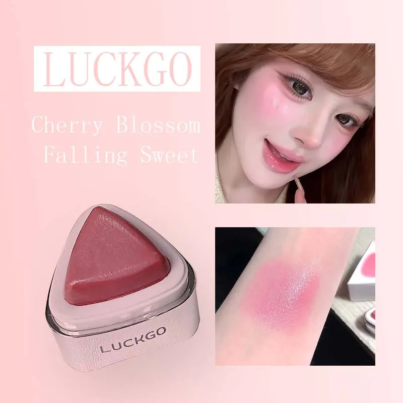 Triangle powder blusher is clear, moist, delicate, natural, and expansive. Korean pseudo facial makeup and powder blusher cream Vue