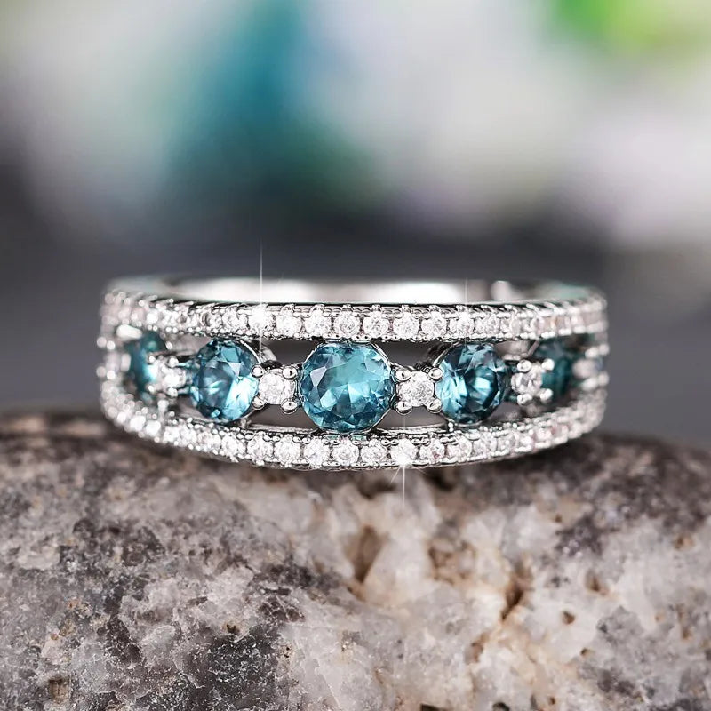 Huitan Blue CZ Ring for Women – Sparkling Cubic Zirconia Band CZ Fashion Ring Vue