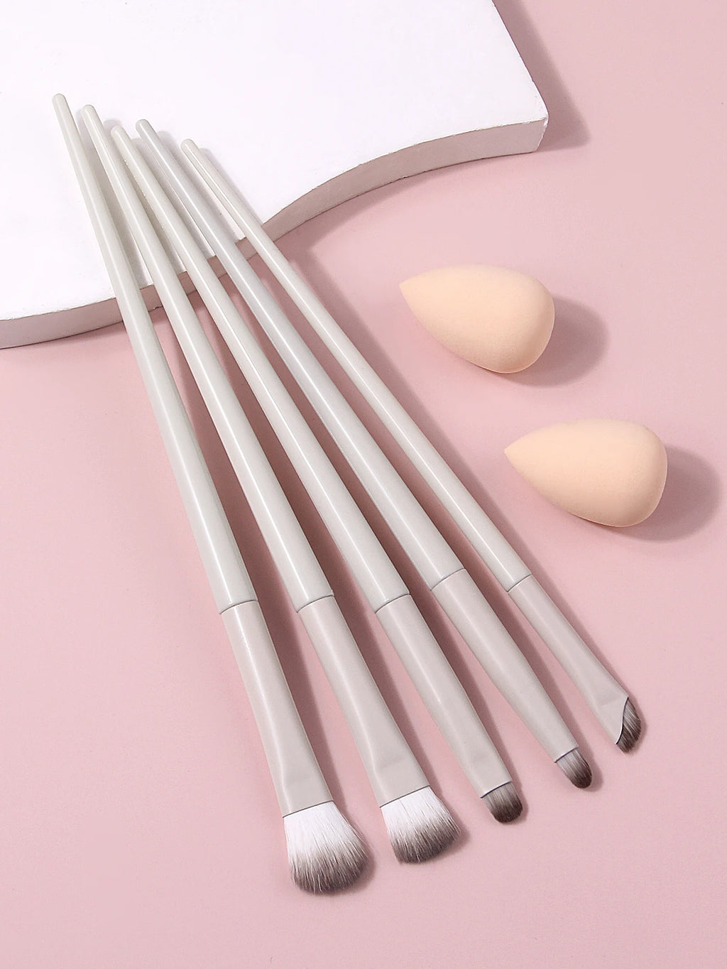 7Pcs Eyeshadow Brush Kit With Cosmetic Sponge Soft Eye Makeup Brushes For Blending Shading Eyebrow Eyeliner Cosmetic Accessories Vue