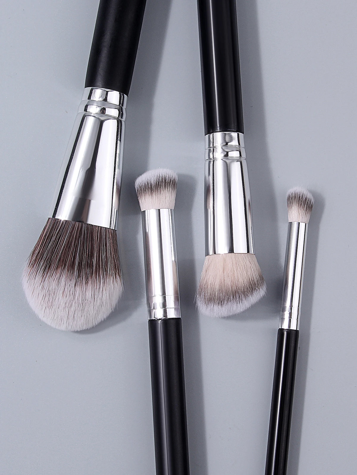 4 Pcs Black Silver Makeup Brushes Complete Set of Foundation Concealer Contour Eye Shadow Professional Set Vue