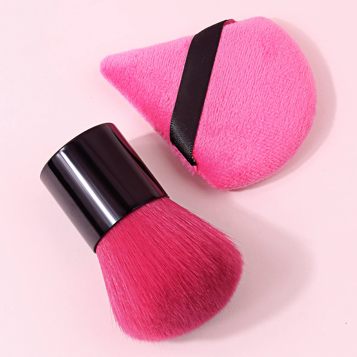2PCS Blush Makeup Tool Set, Black Short Handle Rose Red Fluffy Blush Brush + Triangle Velour Finger makeup Puff Travel Cosmetic Vue