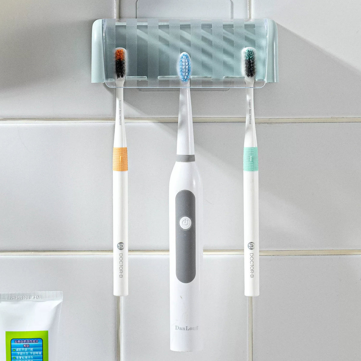 A Covered 5-Slot Toothbrush Holder Self-Adhesive Wall Toothbrush Storage Rack Plastic Bathroom Supplies Vue