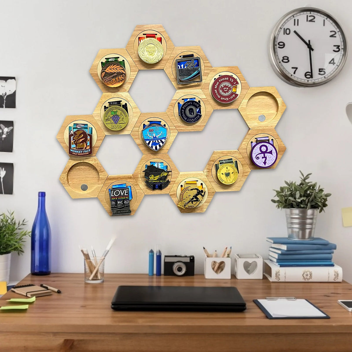 Pine Wood Medal Holder Hexagonal Wood Medal Rack Honeycomb Combination Medal Display Stand Creative Splicing Wall Decor Gift Vue