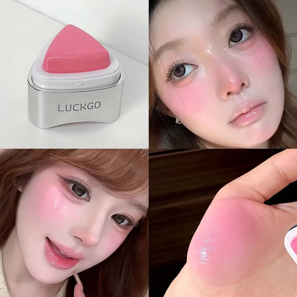 Triangle powder blusher is clear, moist, delicate, natural, and expansive. Korean pseudo facial makeup and powder blusher cream Vue 01