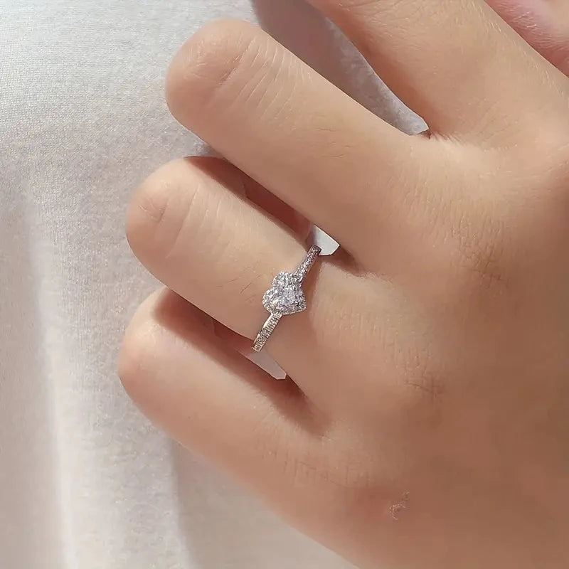 Huitan Heart CZ Ring – Silver Women's Wedding & Engagement Band Fashion Ring Vue