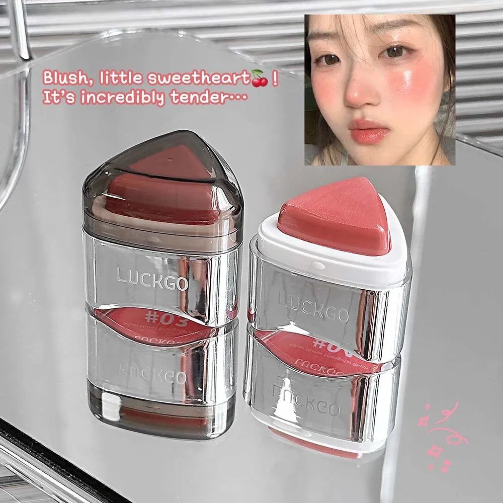 Triangle powder blusher is clear, moist, delicate, natural, and expansive. Korean pseudo facial makeup and powder blusher cream Vue